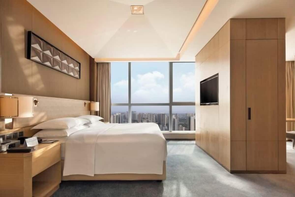 Hypo-allergenic bedding, minibar, in-room safe, desk