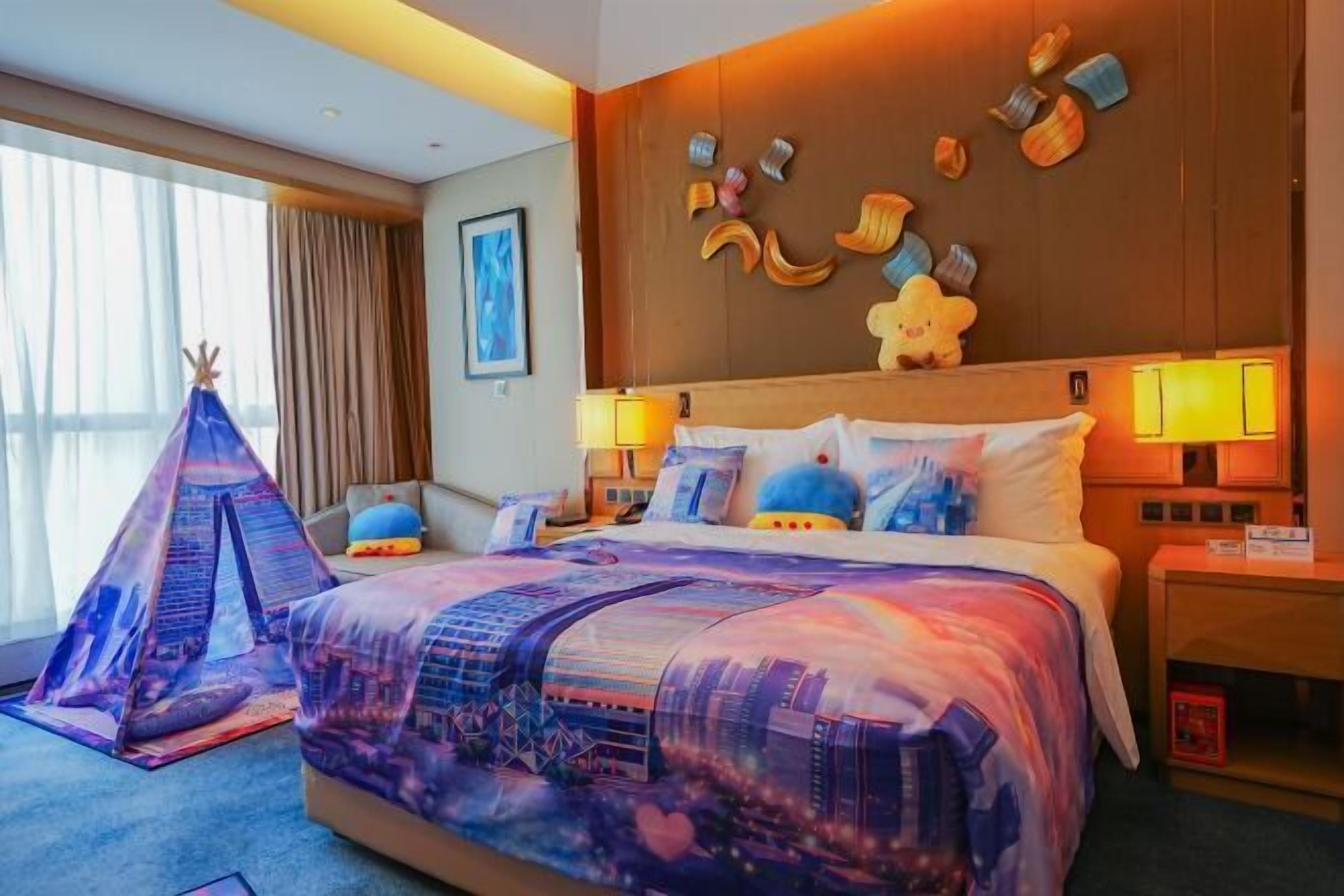 Hypo-allergenic bedding, minibar, in-room safe, desk