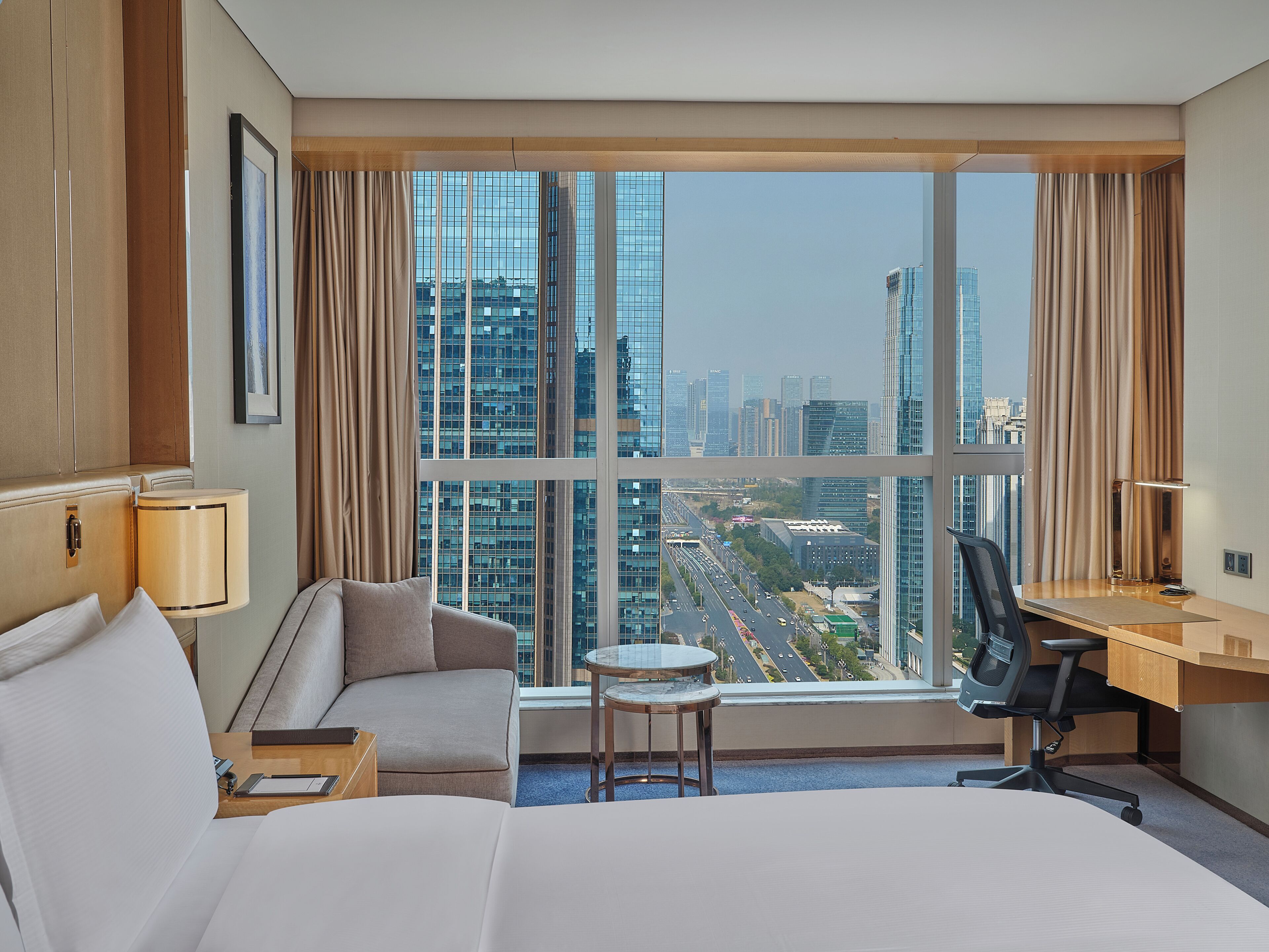 Premium Room, 1 Double Bed, Bathtub | Hypo-allergenic bedding, minibar, in-room safe, desk