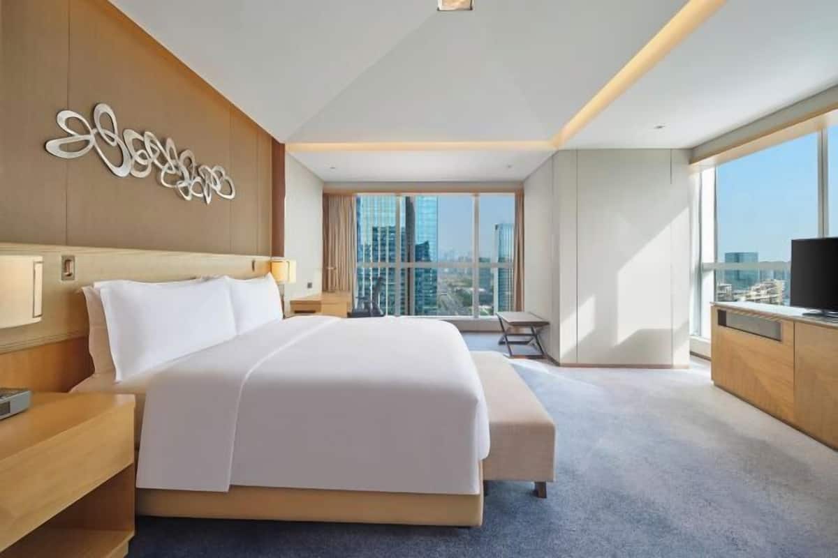 Hypo-allergenic bedding, minibar, in-room safe, desk