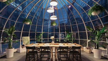 4 restaurants, breakfast, lunch, dinner served; Italian cuisine