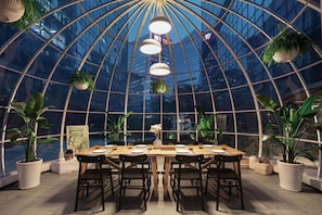 4 restaurants, breakfast, lunch, dinner served; Italian cuisine