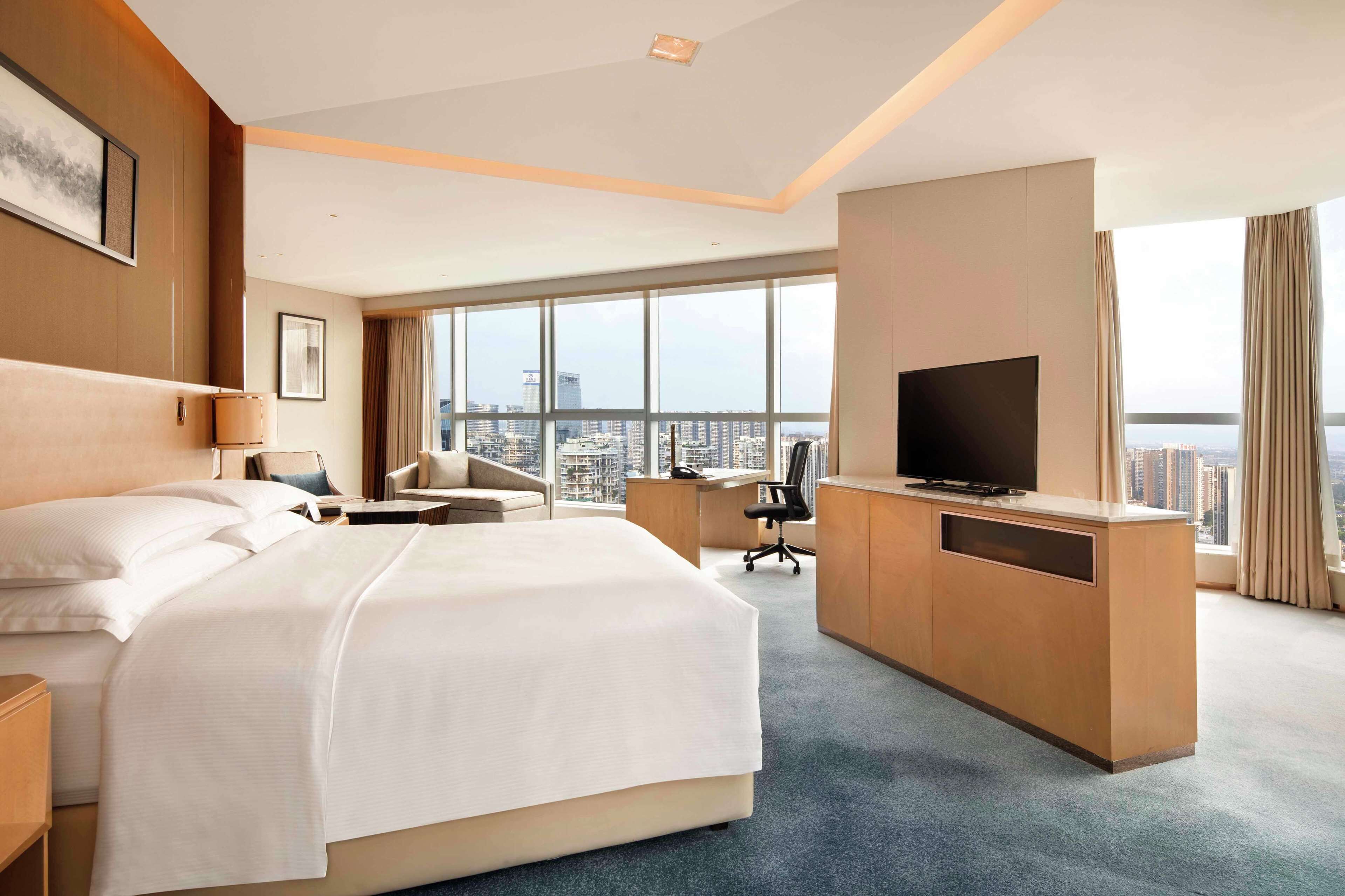 行政开间, 1 张特大床 | 防过敏的被褥、迷你吧、客房内保险箱、笔记本电脑工作区