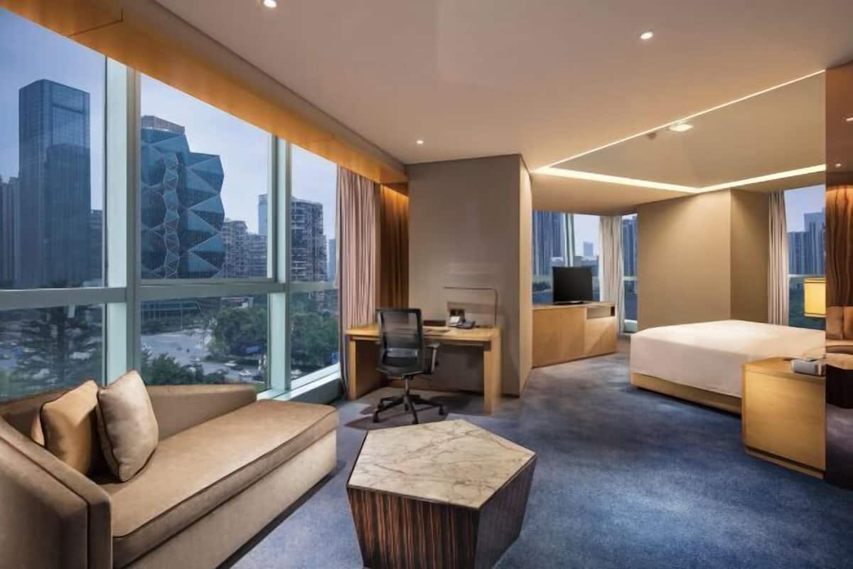 Hypo-allergenic bedding, minibar, in-room safe, desk