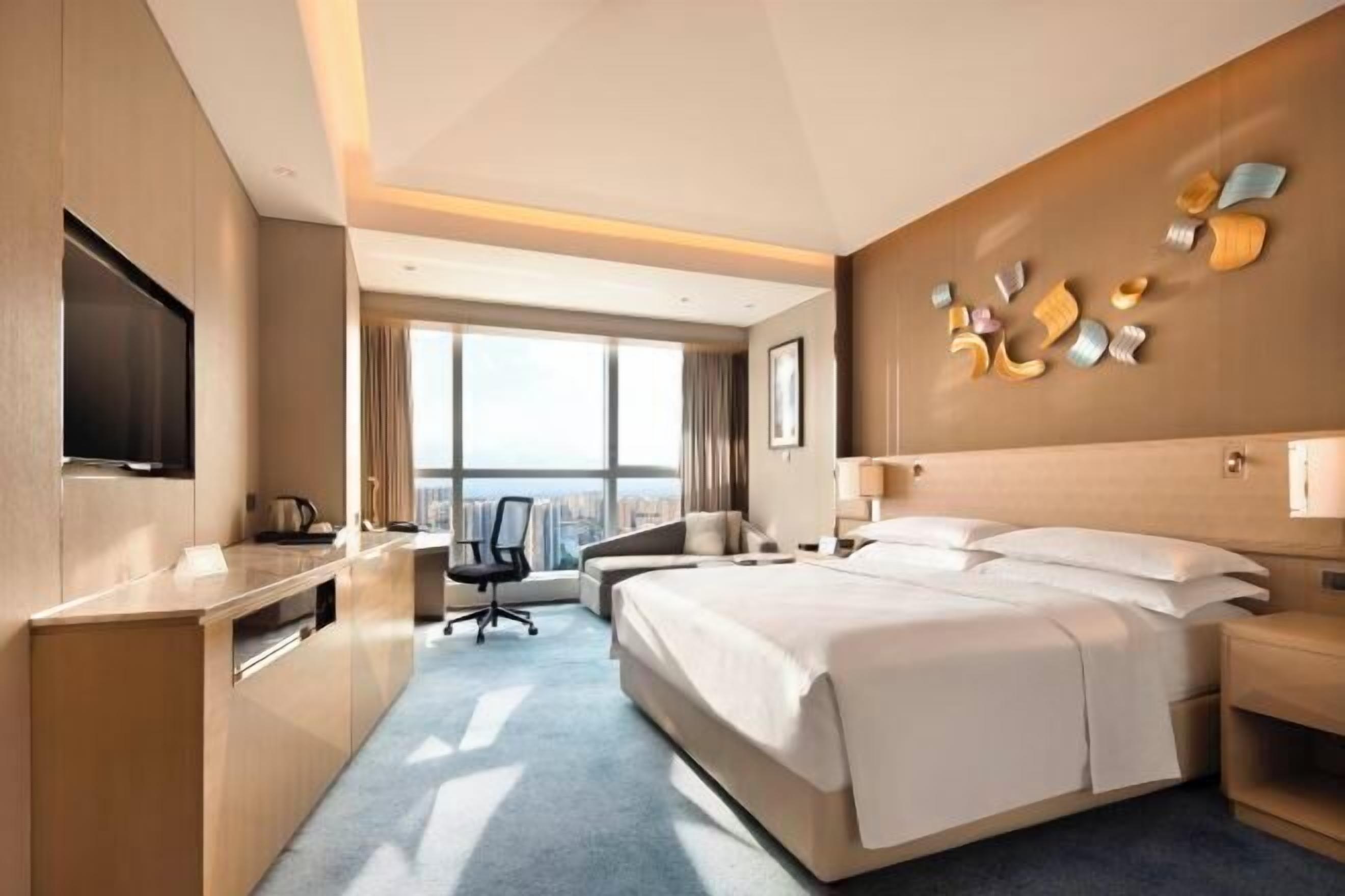 Hypo-allergenic bedding, minibar, in-room safe, laptop workspace