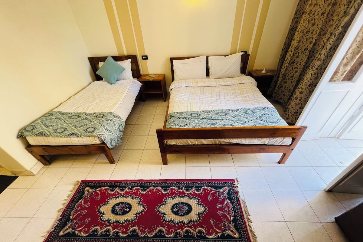 Dobbeltrom – standard, hageutsikt | Sengetøy av topp kvalitet, skrivebord og ekstrasenger (mot et tillegg)