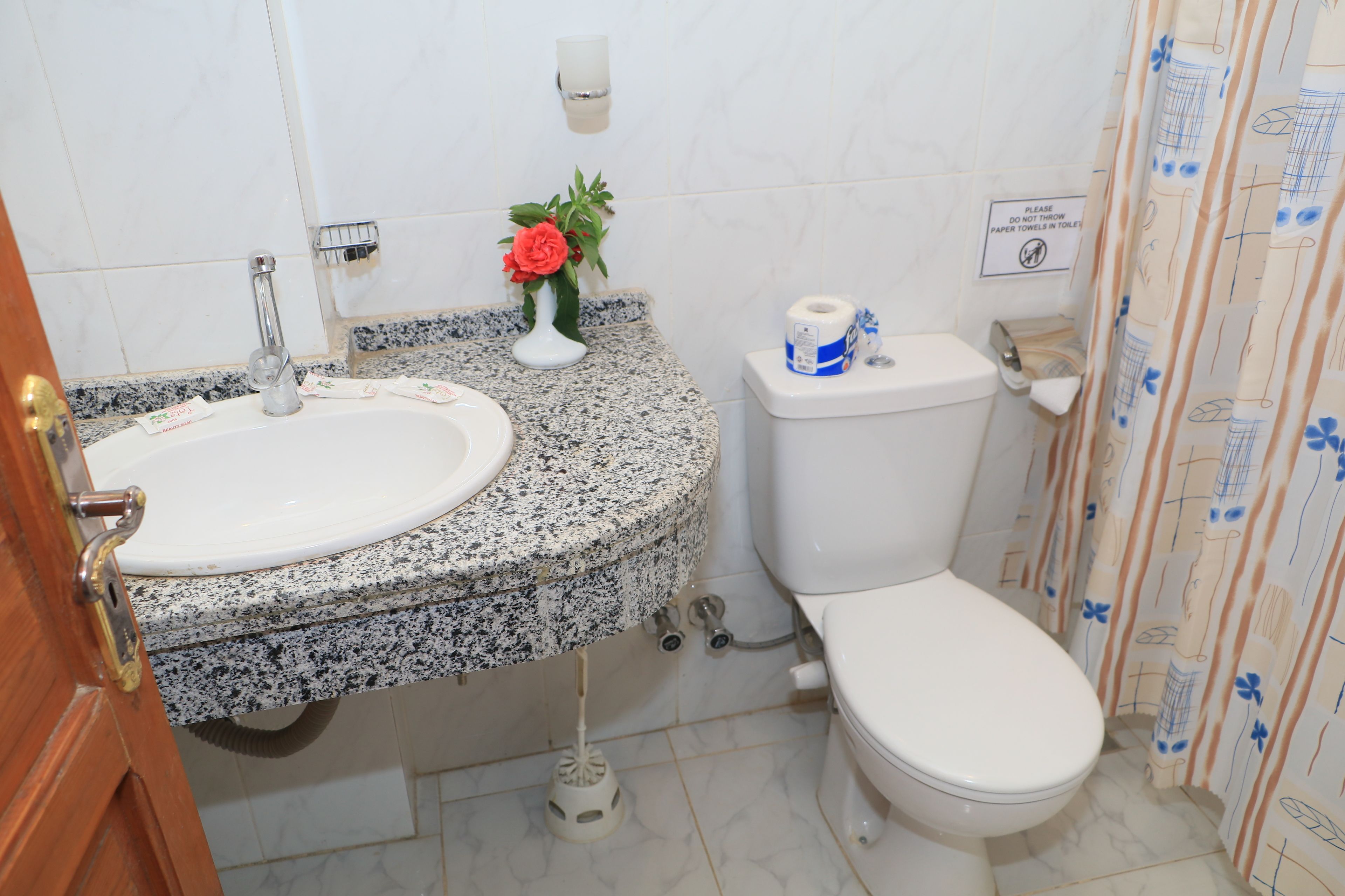 deluxe single room, garden view | bathroom | shower, hair dryer, towels
