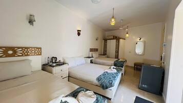 Habitación (Deluxe Family Room, Garden View) | Ropa de cama de alta calidad, escritorio, camas extra y wifi gratis