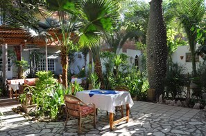 2 restaurants, breakfast, lunch, dinner served; Middle Eastern cuisine