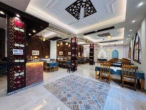 2 restaurants, breakfast, lunch, dinner served; Middle Eastern cuisine - Amon Hotel (Luxor)