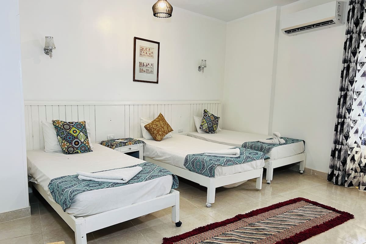 Tremannsrom – deluxe, hageutsikt | Sengetøy av topp kvalitet, skrivebord og ekstrasenger (mot et tillegg)