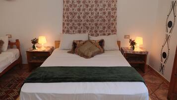 Habitación triple Deluxe, vistas al jardín | Ropa de cama de alta calidad, escritorio, camas supletorias