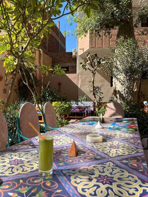 2 restaurants, breakfast, lunch, dinner served; Middle Eastern cuisine  - Amon Hotel (Luxor)