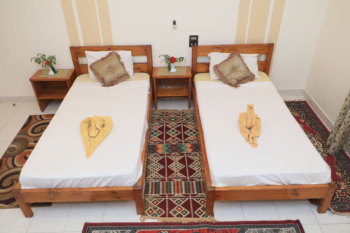 1 bedroom, premium bedding, desk, rollaway beds