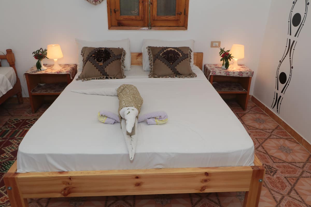 1 bedroom, premium bedding, desk, rollaway beds