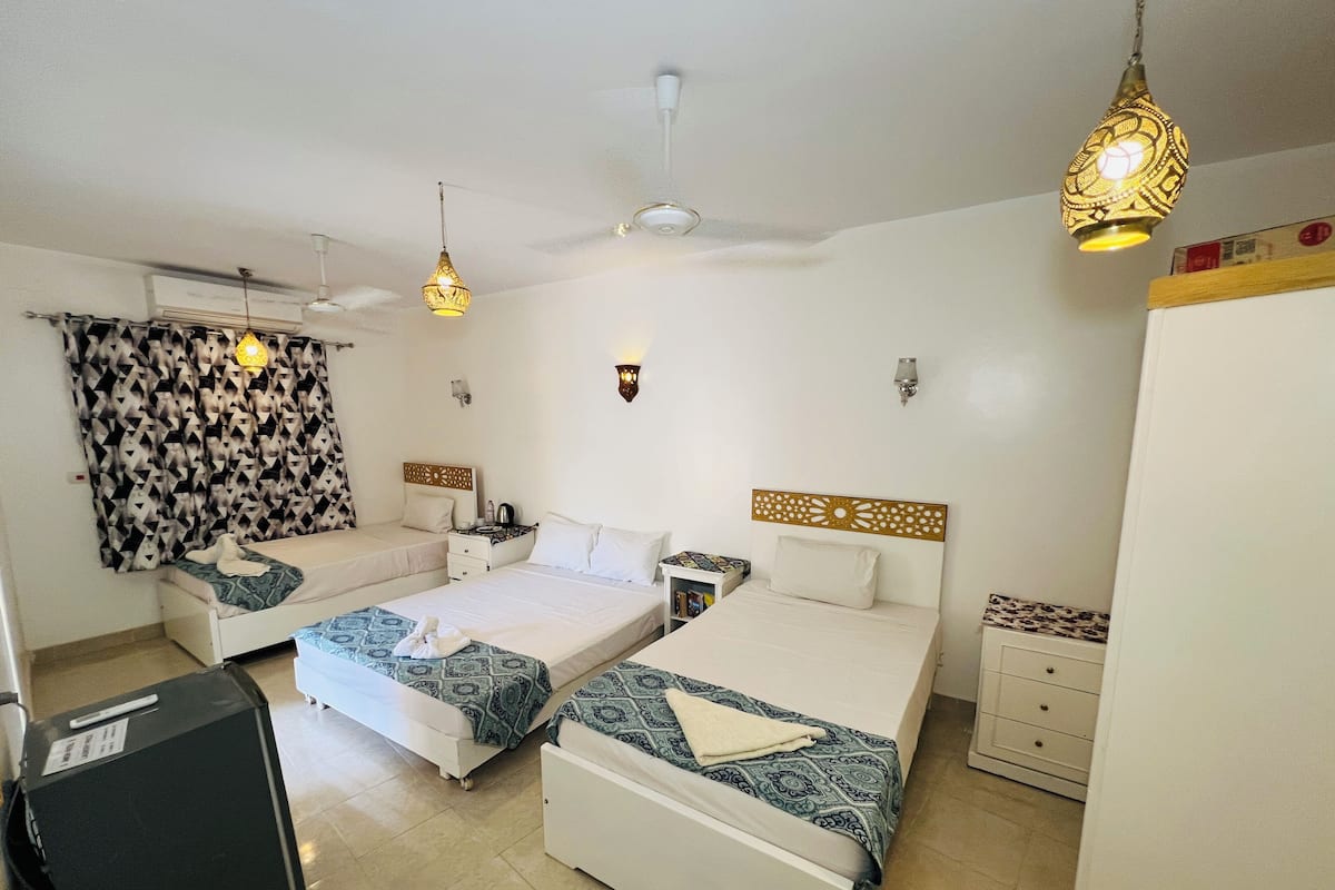 Rom (Deluxe Family Room, Garden View) | Sengetøy av topp kvalitet, skrivebord og ekstrasenger (mot et tillegg)