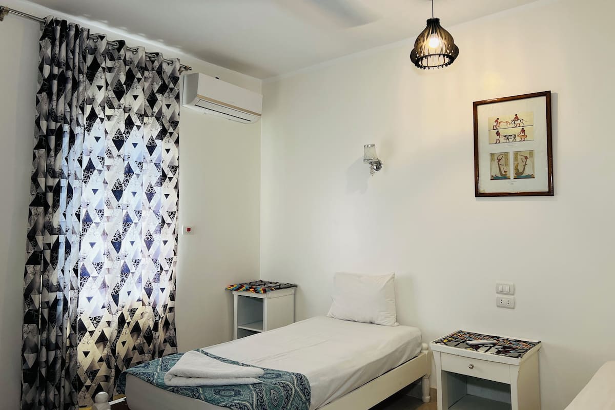 Dobbelt- eller tomannsrom – deluxe, hageutsikt | Sengetøy av topp kvalitet, skrivebord og ekstrasenger (mot et tillegg)