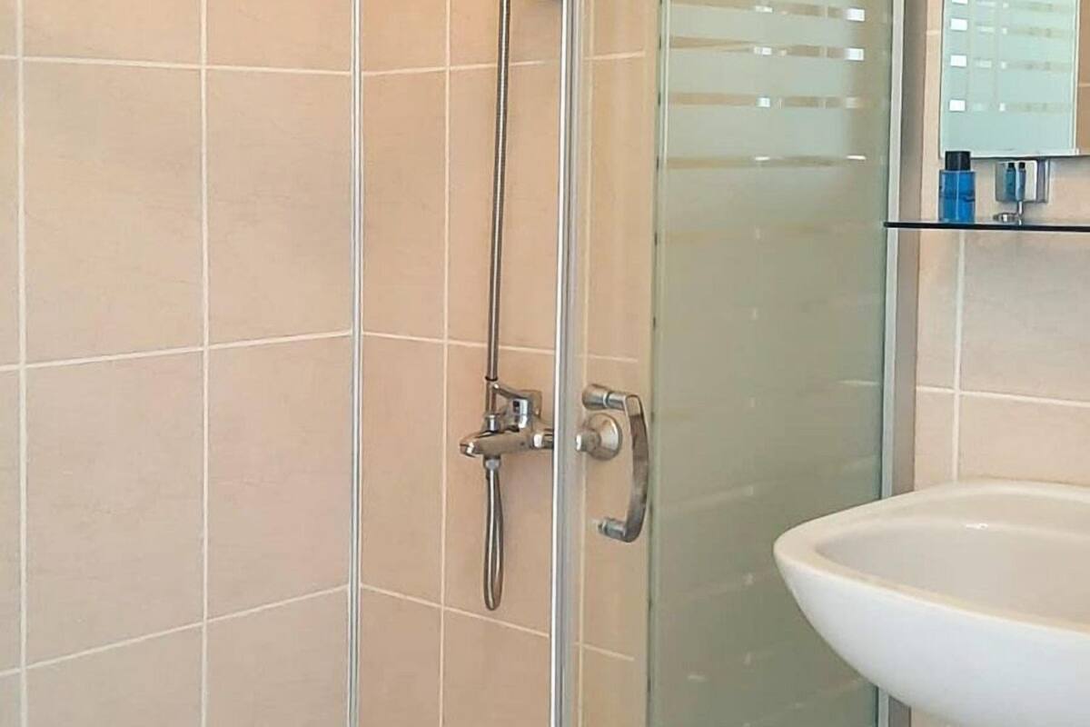 economy single room | bathroom | shower, hair dryer, slippers, towels