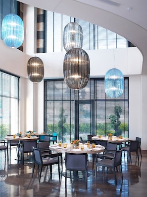 Serveert ontbijt, lunch en diner