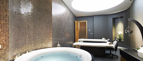 Indoor spa tub