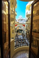 Un atrio de varios niveles con balcones, un patio central y una estructura en forma de cúpula.
