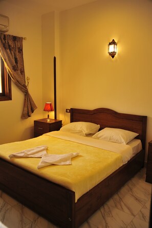 Minibar, coffres-forts dans les chambres, bureau, rideaux occultants