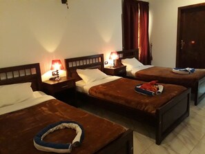 Minibar, coffres-forts dans les chambres, bureau, rideaux occultants