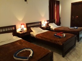 迷你吧、客房内保险箱、办公桌、遮光窗帘