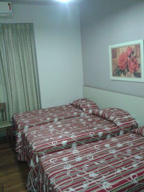 Standard Triple Room, 3 Twin Beds | Minibar, desk, free WiFi - Hotel Venezuela (Rio de Janeiro)