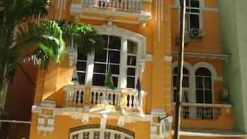 Vista frontal de la propiedad por la tarde o noche