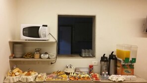 Free daily buffet breakfast - Hotel Venezuela (Rio de Janeiro)