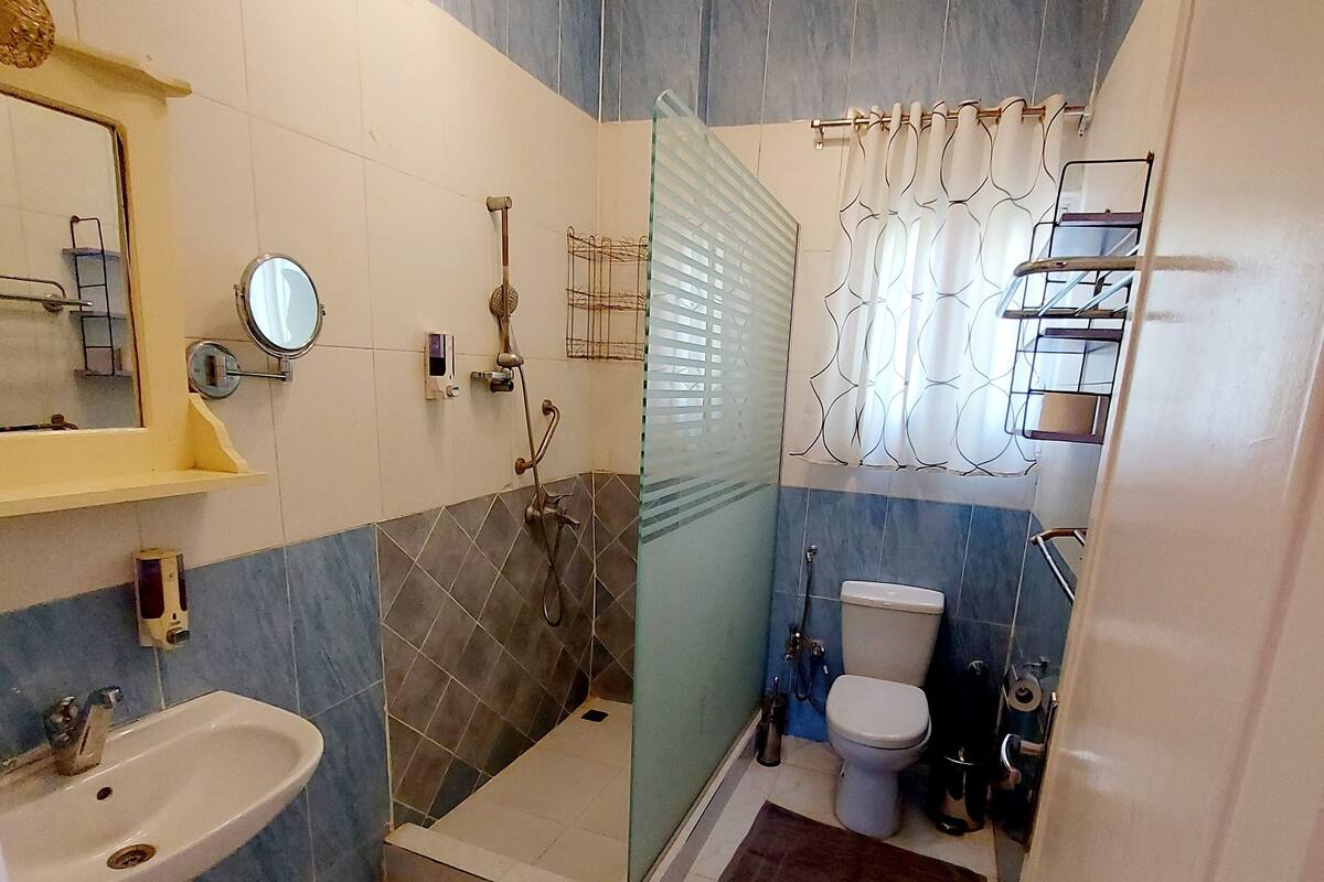 Apartamento, 2 habitaciones | Baño | Artículos de higiene personal gratuitos y toallas