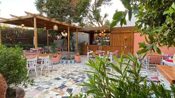 2 restaurants, serveren ontbijt