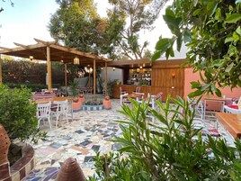 2 restaurants, breakfast served