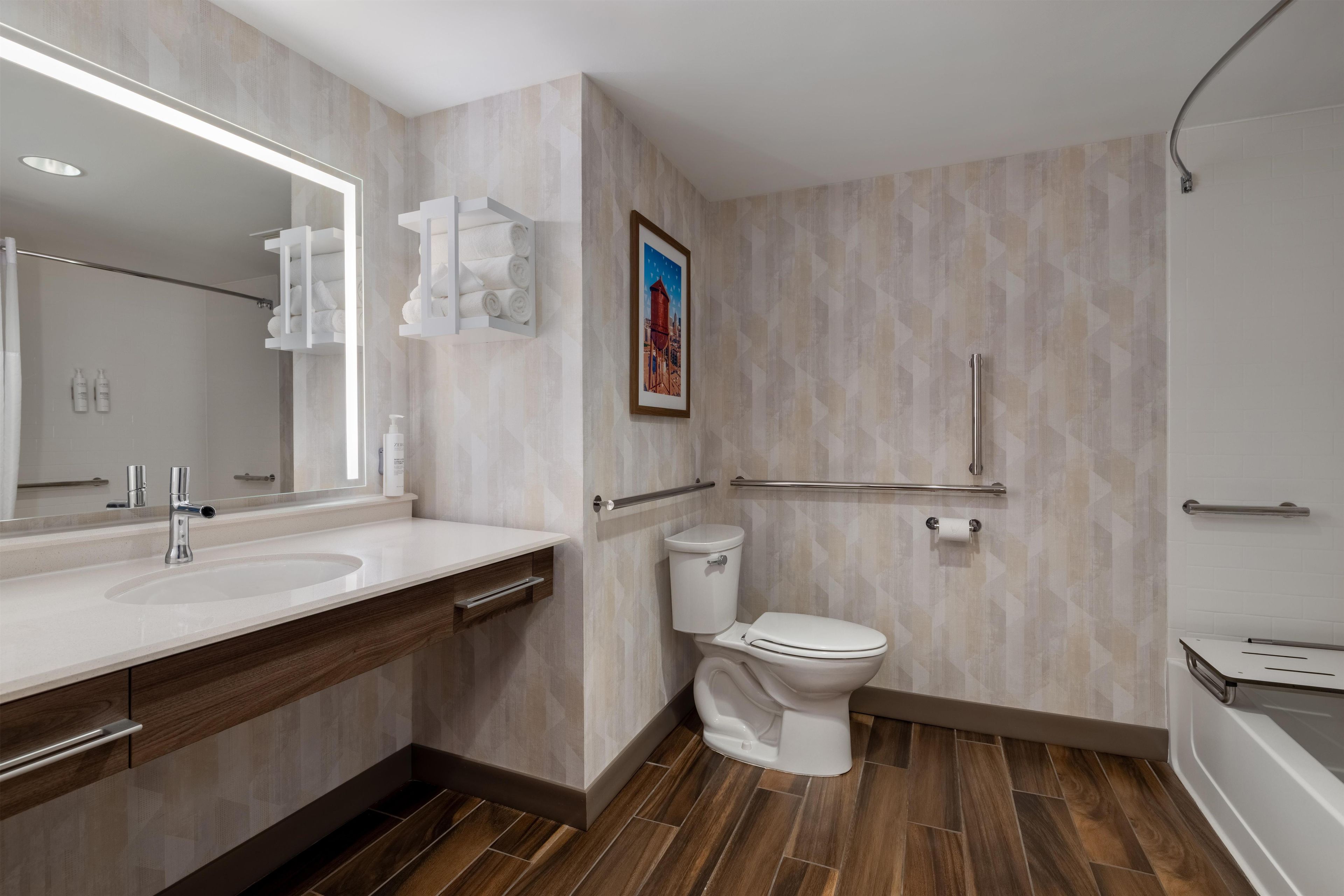 Un baño moderno con lavamanos, inodoro y ducha.