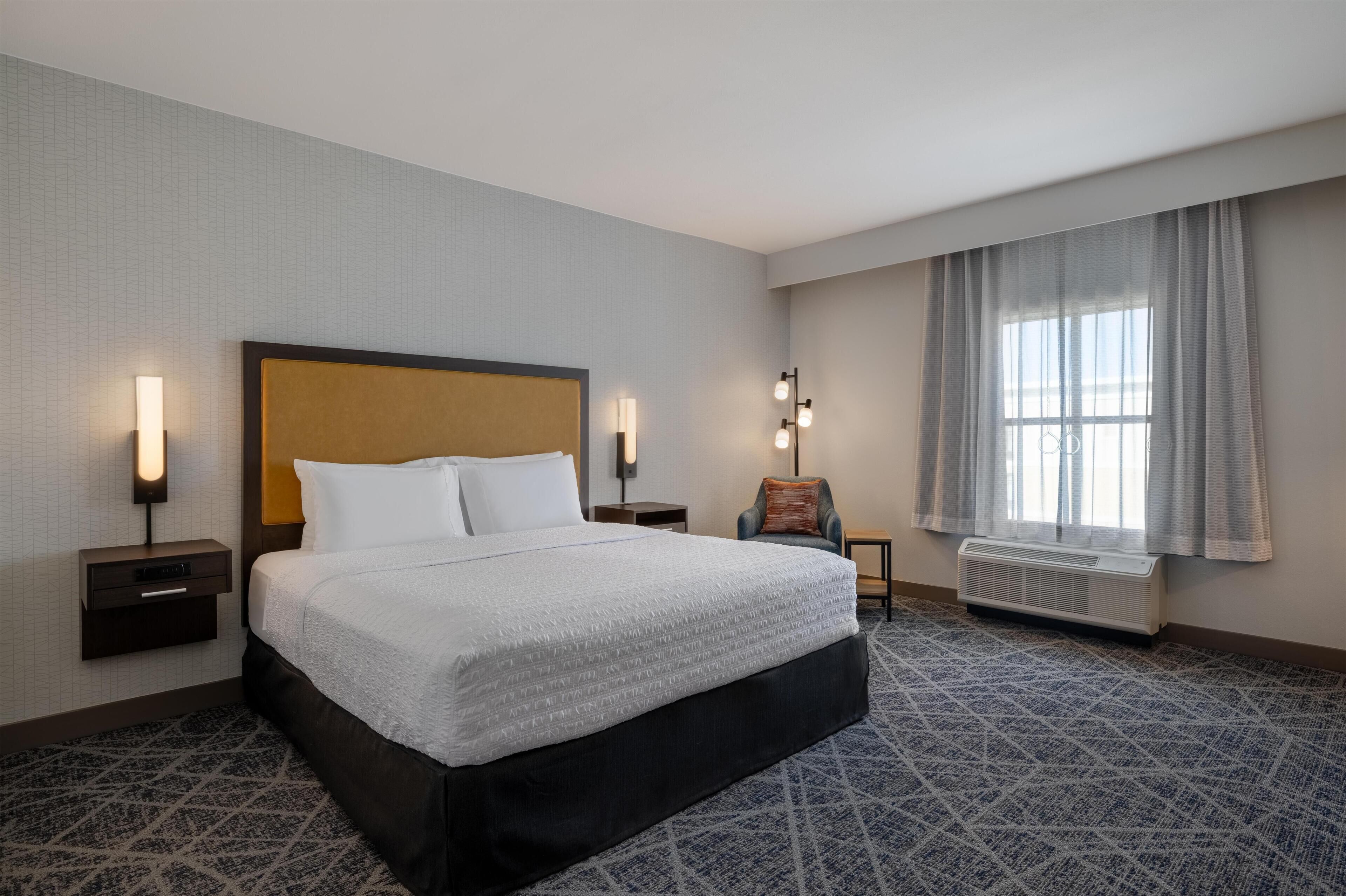 King, Accessible, Bathtub | Minibar, desk, laptop workspace, blackout drapes