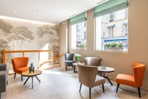 Coin salon dans le hall