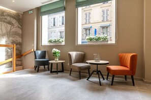 Coin salon dans le hall