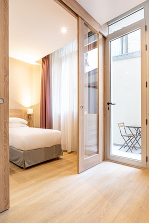 In-room safe, desk, soundproofing, iron/ironing board - Hôtel Paris d'Issy Hôtel porte de Versailles (Issy-les-Moulineaux)