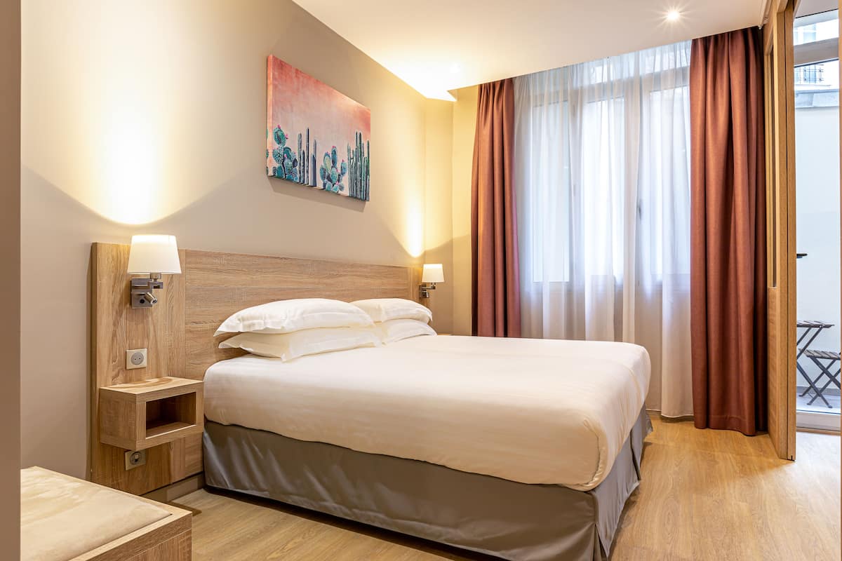 In-room safe, desk, soundproofing, iron/ironing board
