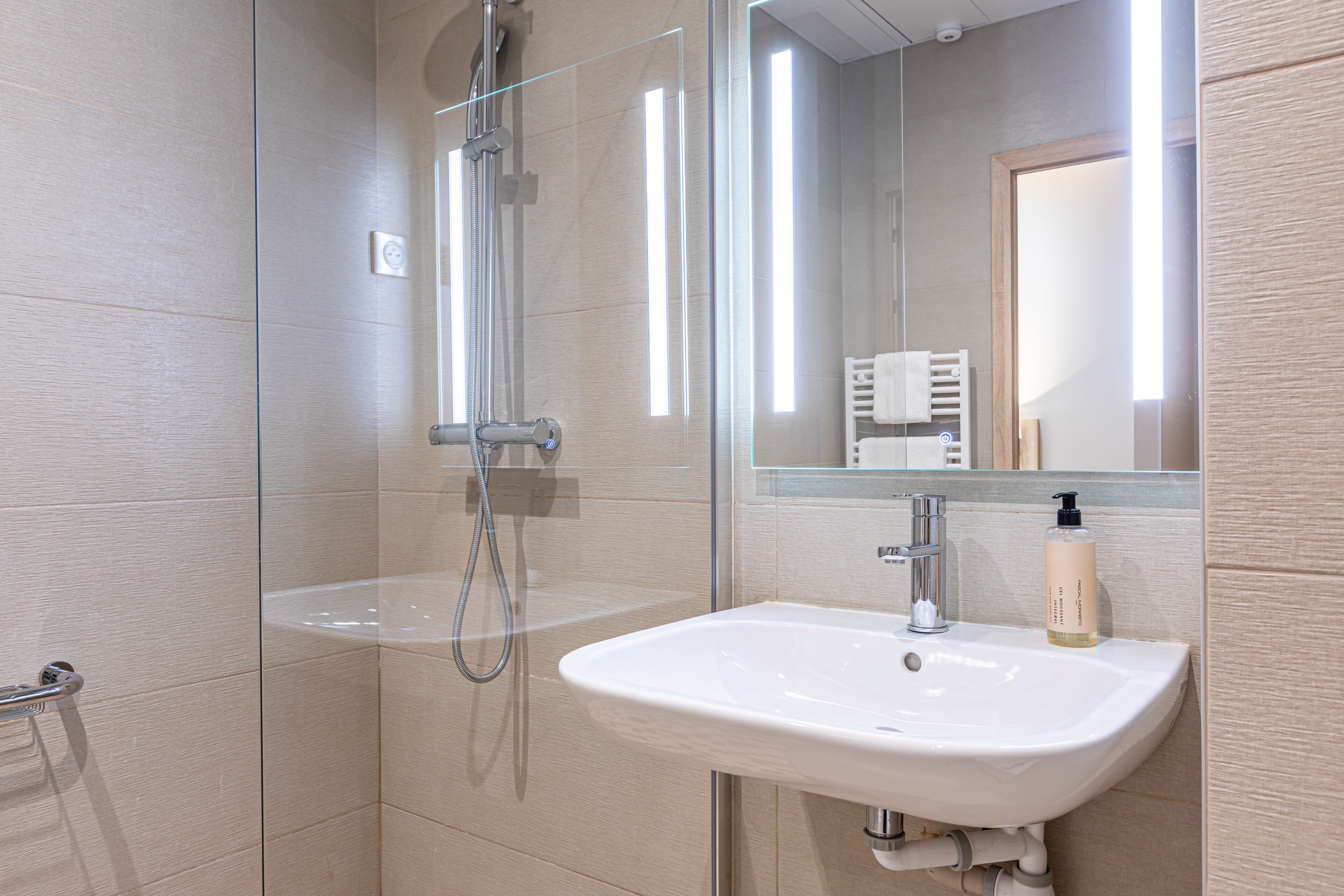 deluxe quadruple room | capsule