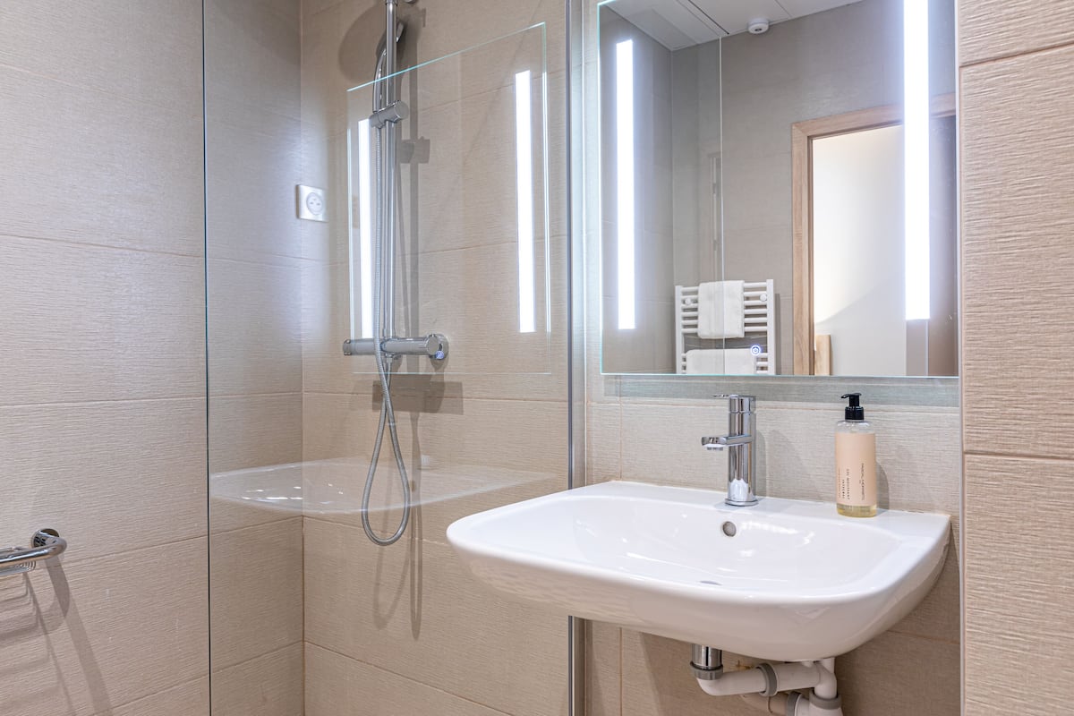 deluxe quadruple room | capsule