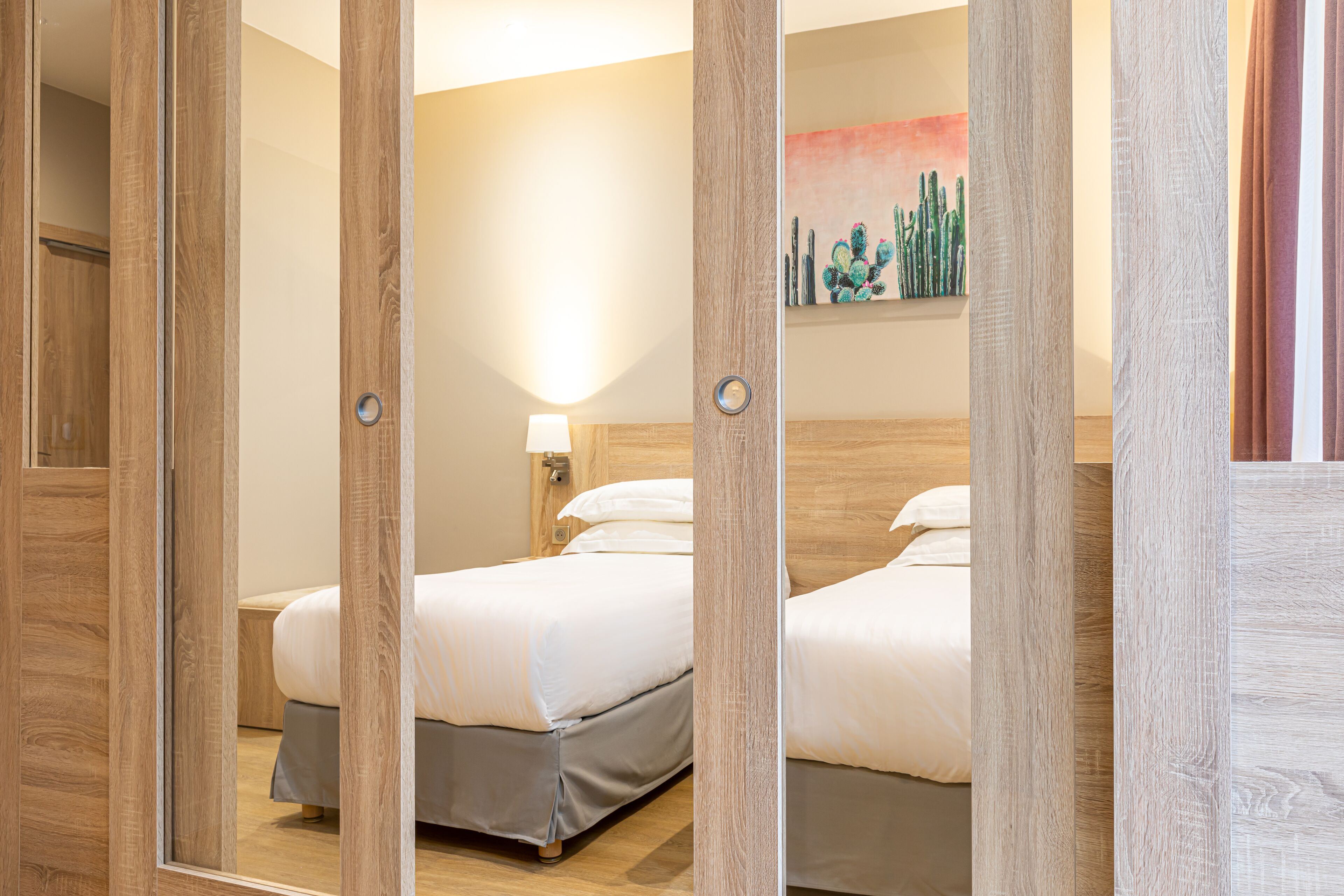 Familie vierpersoonskamer | Een kluis op de kamer, een bureau, geluiddichte muren