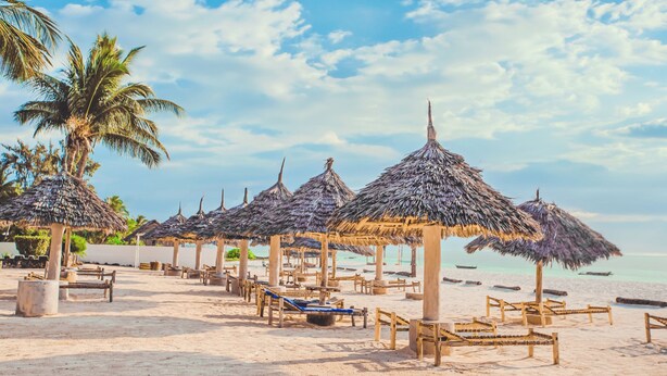 Accommodatie ligt op het strand, ligstoelen, parasols, strandlakens