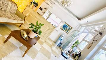 Télévision à écran plat de 32 pouces avec chaînes par satellite