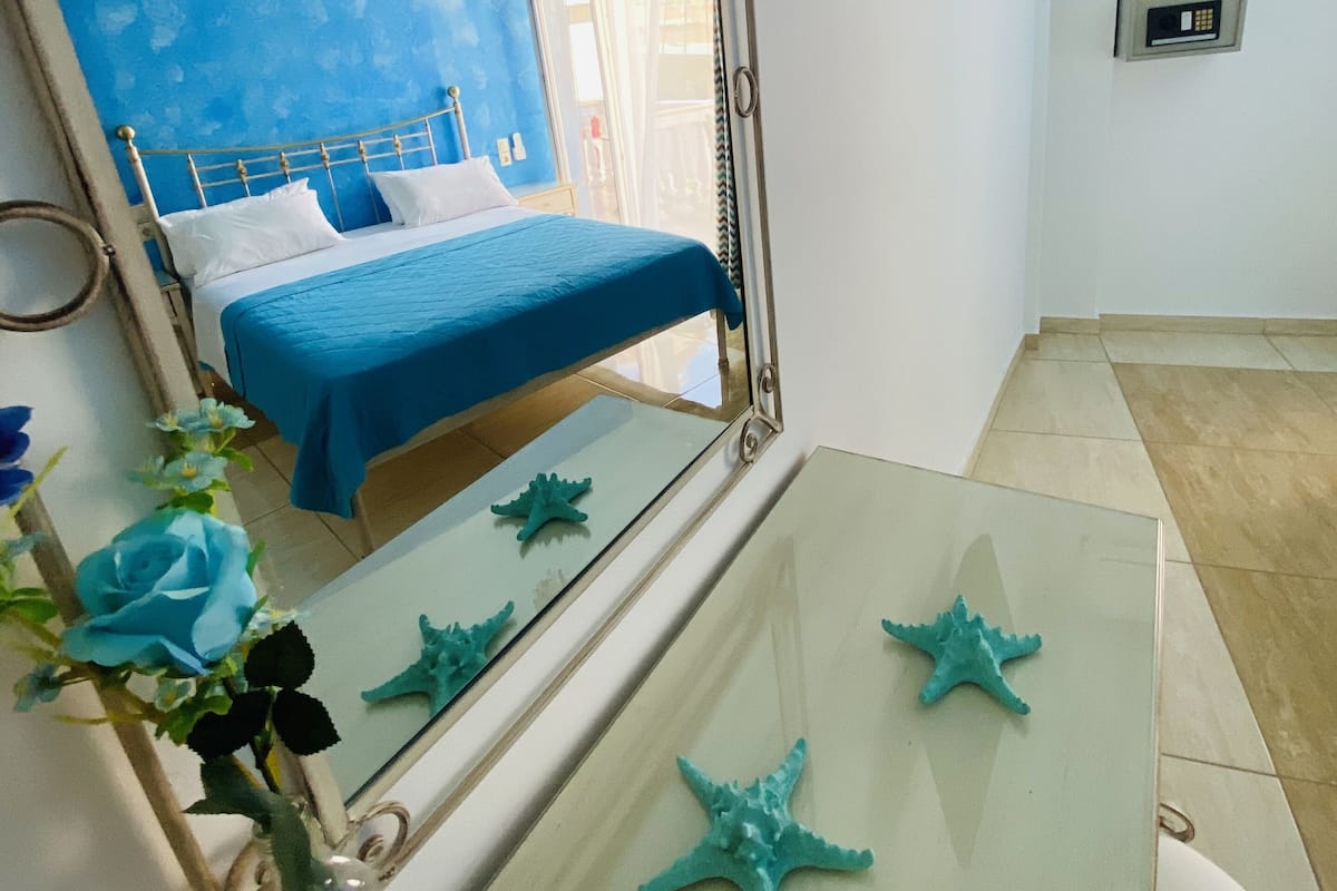 Superior Studio, Pool View | In-room safe, soundproofing, iron/ironing board, free WiFi