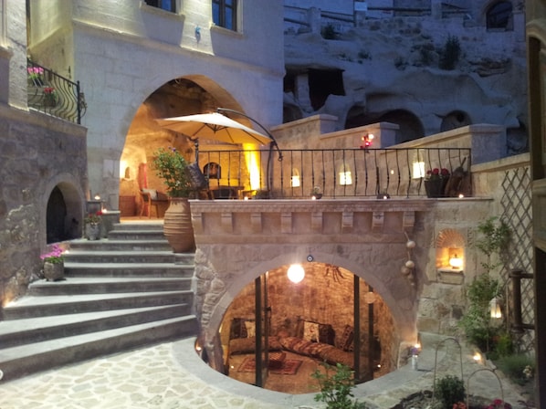 Courtyard - Elika Cave Suites Cappadocia, Curio Collection by Hilton (Ürgüp)