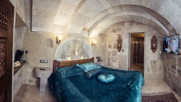 1 bedroom, premium bedding, minibar, in-room safe