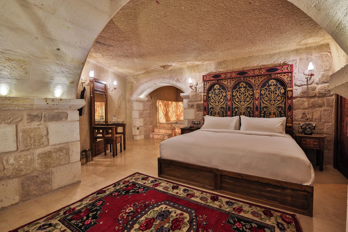 King Grand Cave Room with Whirlpool Bath | Premium bedding, minibar, in-room safe, individually decorated