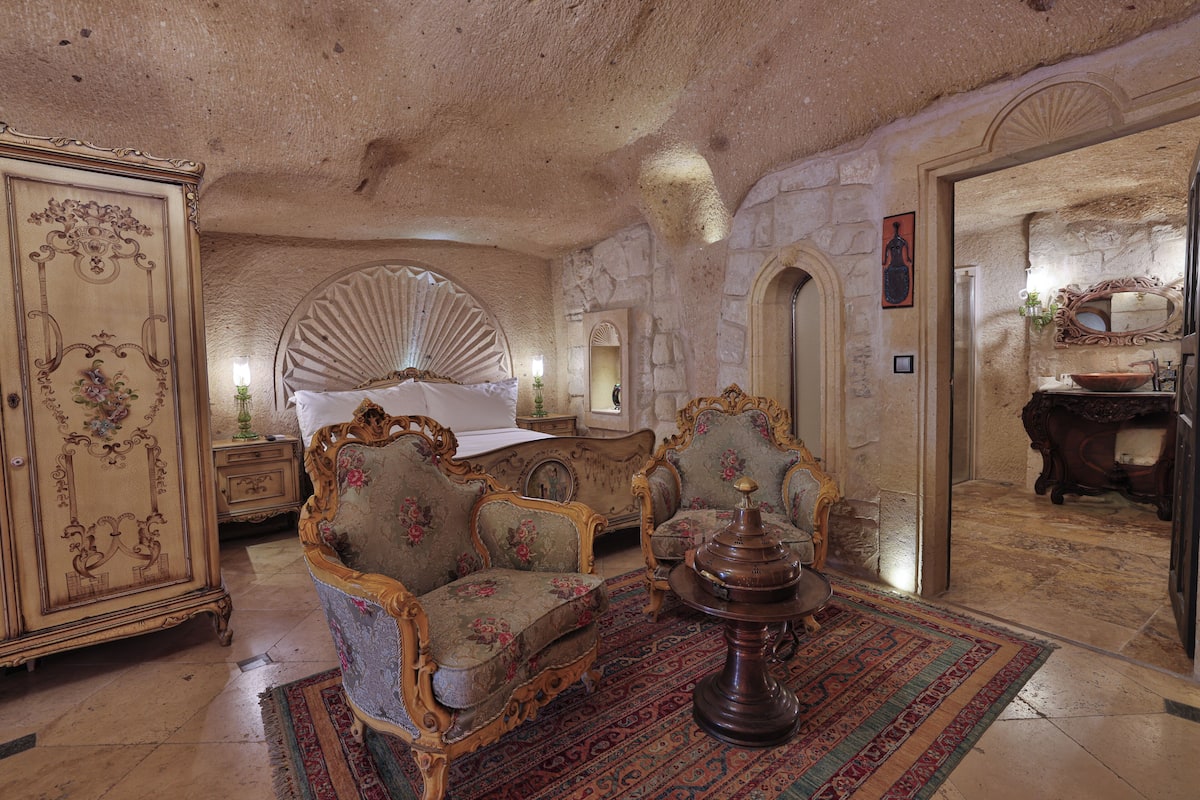 King Cave Room with Whirlpool Bath | Premium bedding, minibar, in-room safe, individually decorated